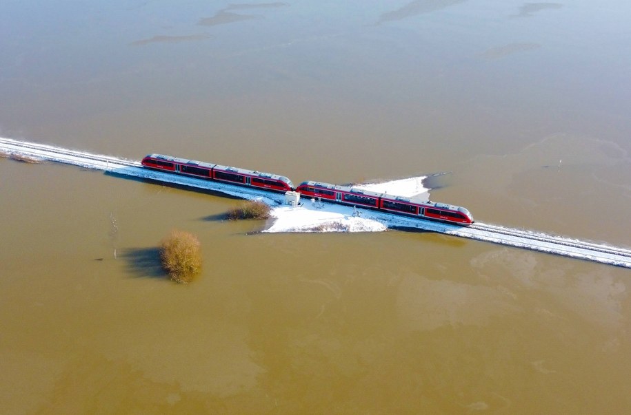 Linia kolejowa w niemieckim Nidderau opiera się powodziom od 1880 roku / BORIS ROESSLER /PAP/DPA