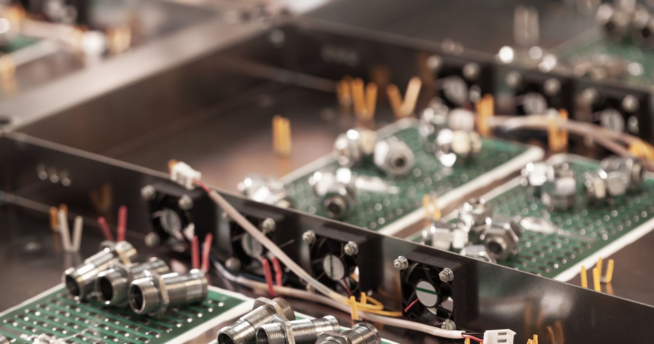 Linia montażowa z komponentami elektronicznymi – proces przygotowania podzespołów do integracji na płytkach PCB. Kluczowe znaczenie ma precyzja i jakość stosowanych materiałów /materiały promocyjne