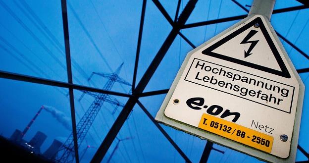 Linia przesyłowa przy elektrowni węglowej E.ON w Mehrum in Hohenhameln k. Hanoweru /EPA