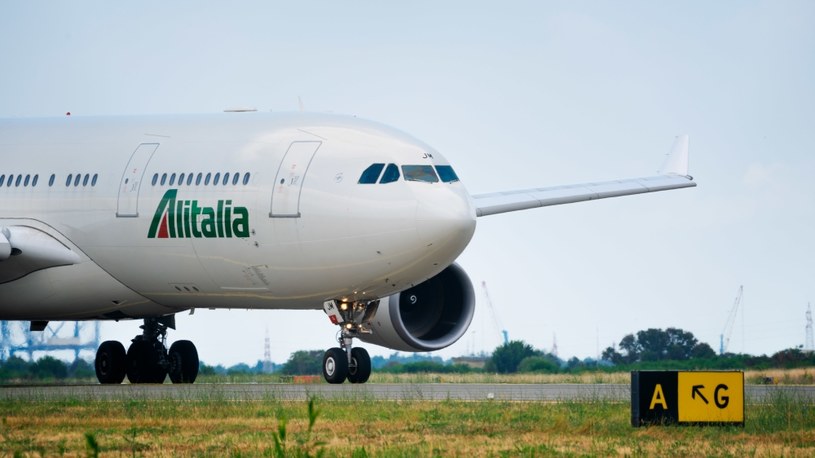 Linie Alitalia na trwające ok. godziny loty z Rzymu do Palermo wykorzystują także Airbusy 330 /123RF/PICSEL