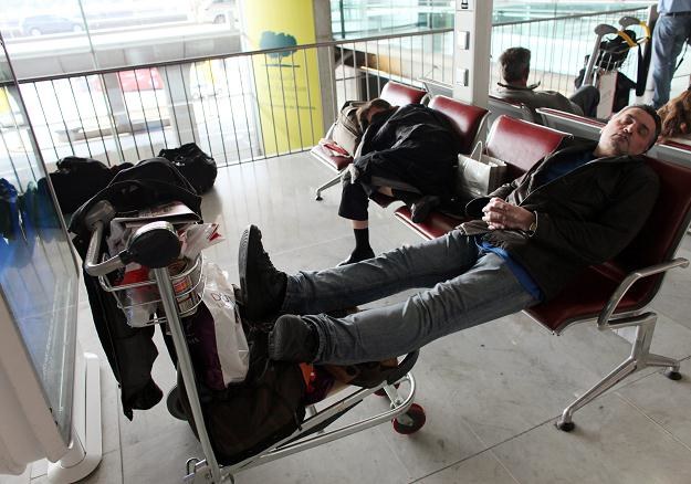 Linie lotnicze czy podróżni zapłacą? /AFP