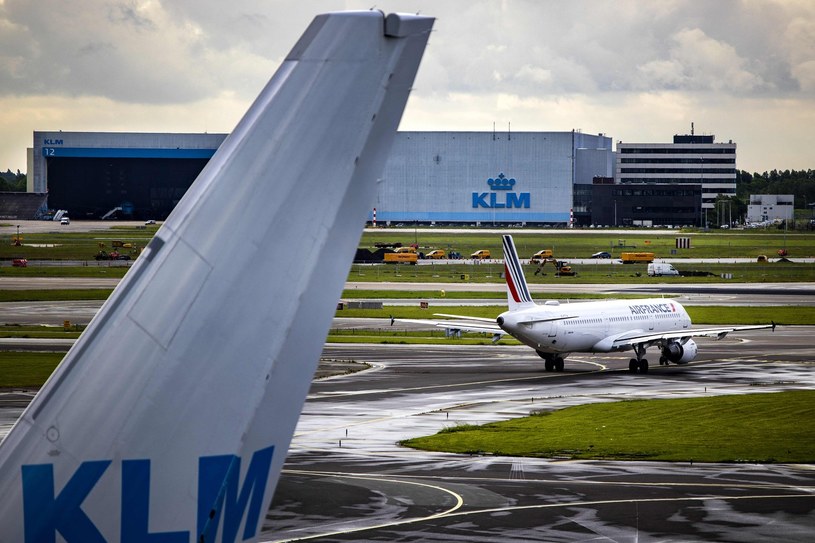 Linie lotnicze KLM i Transavia stworzyły wspólną listę uciążliwych pasażerów /AFP