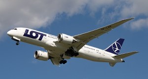 Linie lotnicze pod presją drożejącego paliwa. Co zrobi LOT?