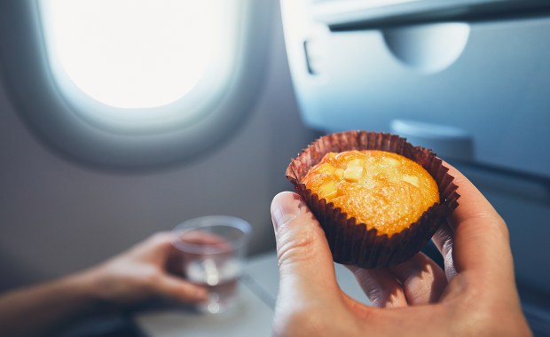 Linie lotnicze w ramach walki z Covid-19 serwują przekąski dopiero po wylądowaniu