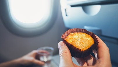 Linie lotnicze w ramach walki z Covid-19 serwują przekąski dopiero po wylądowaniu