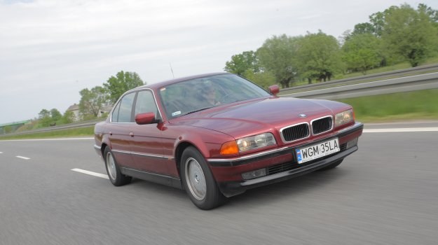 Linie tego BMW są pozbawione awangardowych rozwiązań. Dzięki temu po 18 latach od debiutu nadal wygląda reprezentacyjnie. Na zdjęciu wersja 730i V8 sprzed liftingu. /Motor