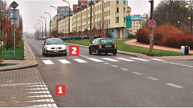 Linię warunkowego zatrzymania z prostokątów (2) można spotkać nie tylko przed przejściami dla pieszych, ale i przed przejazdami tramwajowymi oraz na skrzyżowaniach dróg równorzędnych. /Motor