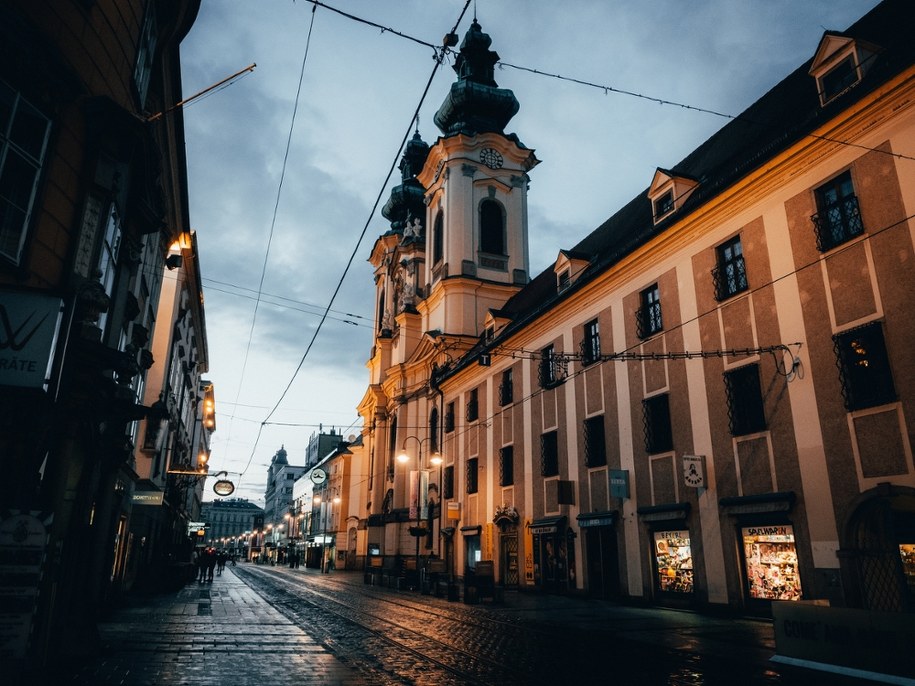 14-latek wpadł do restauracji i groził ludziom bronią. Jest w rękach policji