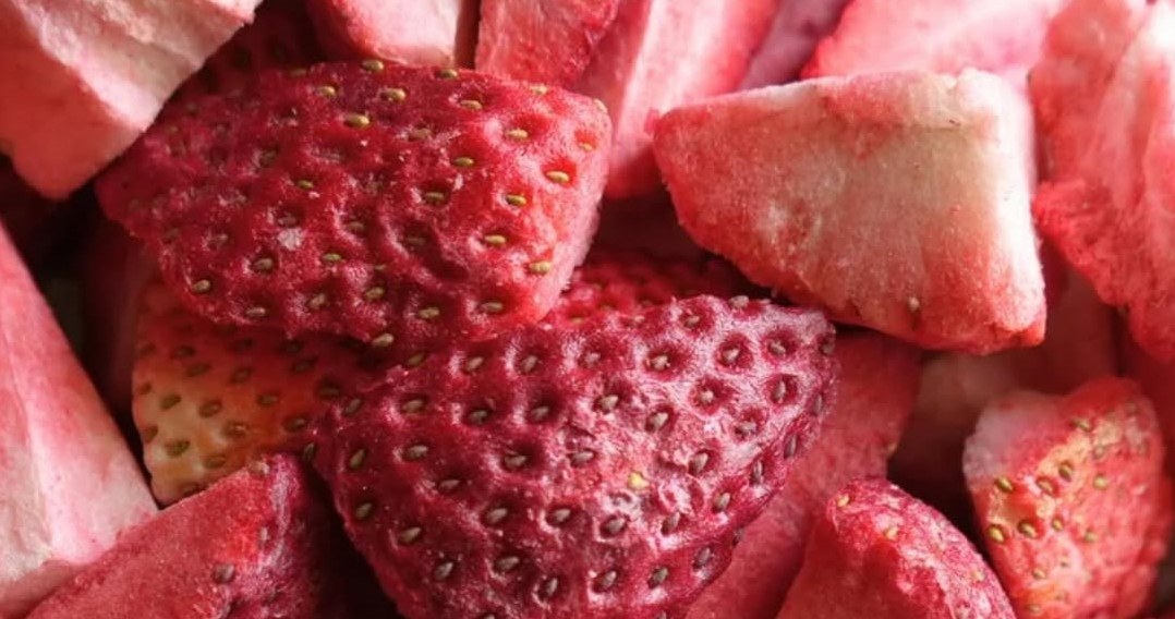 Ліофілізована полуниця майже повністю втрачає воду, але зберігає форму, аромат, смак і більшість корисних речовин /Domena publiczna