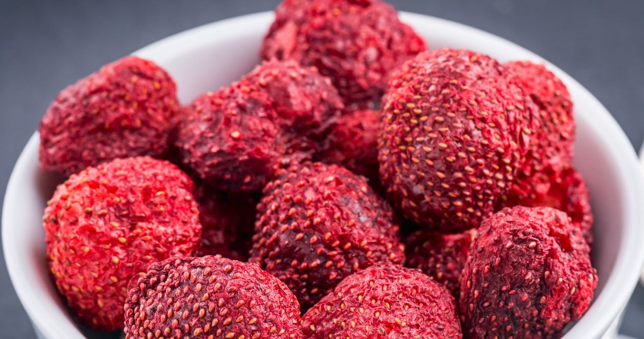 Liofilizowane truskawki mogą zastąpić w jadłospisie wysokoprzetworzone słodycze /sonsam /Canva Pro