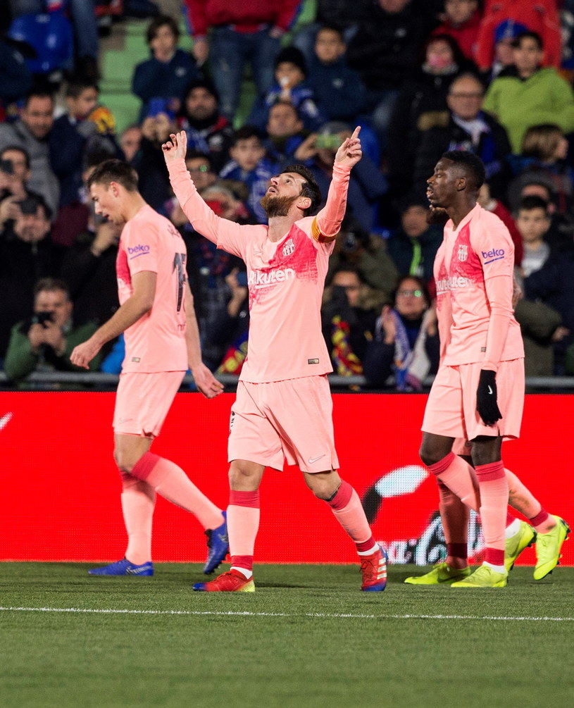 Lionel Messi cieszy się z gola na 1-0 /Rodrigo Jimenez /PAP/EPA