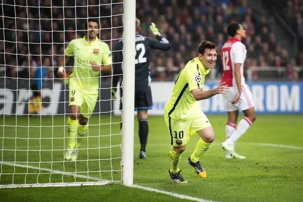 Lionel Messi cieszy się ze swojej drugiej bramki w meczu z Ajaksem Amsterdam /Olaf Kraak /PAP/EPA