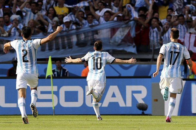 Lionel Messi fetuje strzelenie gola w 91. minucie meczu z Iranem /Ballesteros    /PAP/EPA