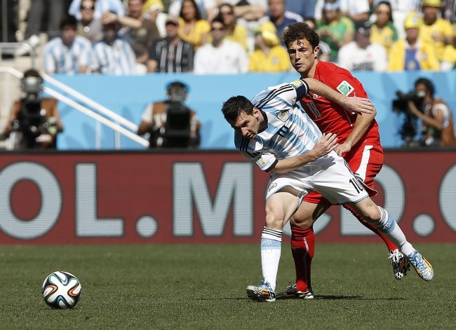 Lionel Messi i Admir Mehmedi /TOLGA BOZOGLU /PAP/EPA