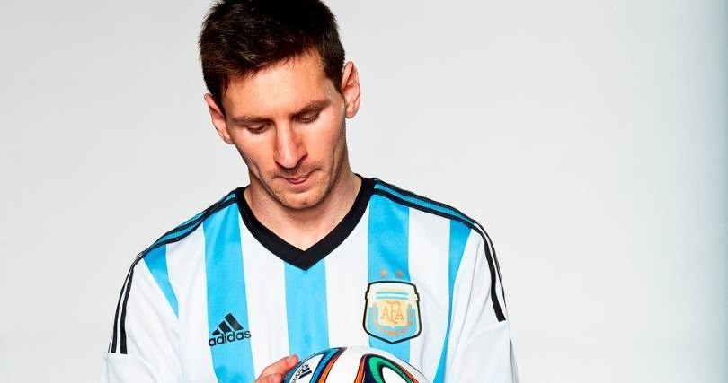 Lionel Messi i Brazuca. Jak wypadnie ich współpraca na mundialu? /Adidas /materiały prasowe