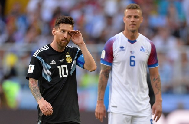 Lionel Messi i Ragnar Sigurdsson w meczu MŚ 2018 w Rosji /PETER POWELL   /PAP/EPA