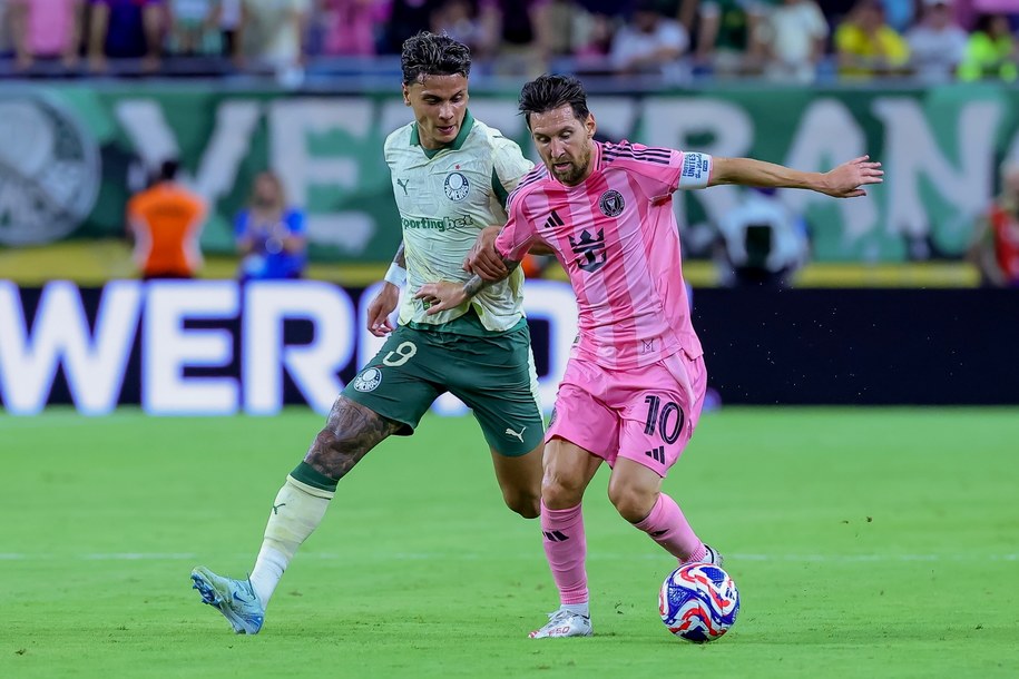 Lionel Messi kontra Vitor Roque /CRISTOBAL HERRERA-ULASHKEVICH /PAP/EPA