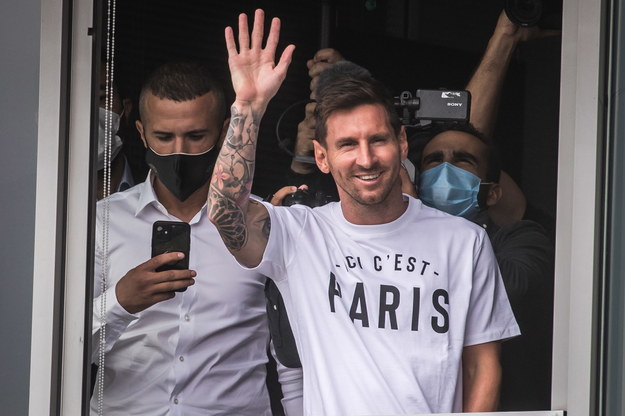 Lionel Messi na lotnisku w Paryżu /Christophe Petit-Tesson /PAP/EPA