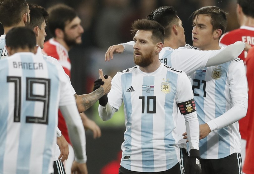 Lionel Messi (nr 10) "podpadł" innej legendzie argentyńskiej piłki /PAP/EPA