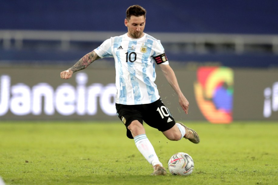 Lionel Messi oddaje strzał podczas wczorajszego meczu Argentyny z Chile /Andre Coelho /PAP/EPA