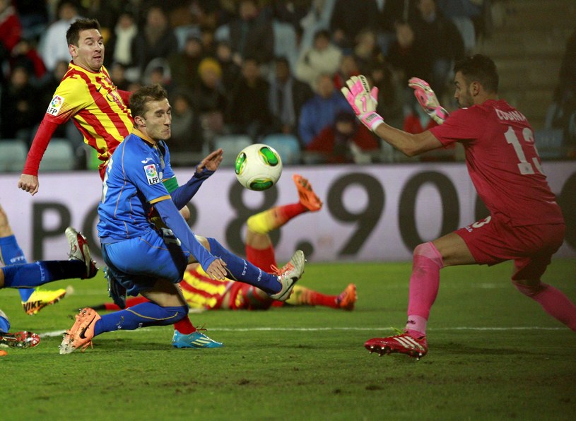 Lionel Messi strzela pierwszego gola dla Barcelony w meczu z Getafe /PAP/EPA