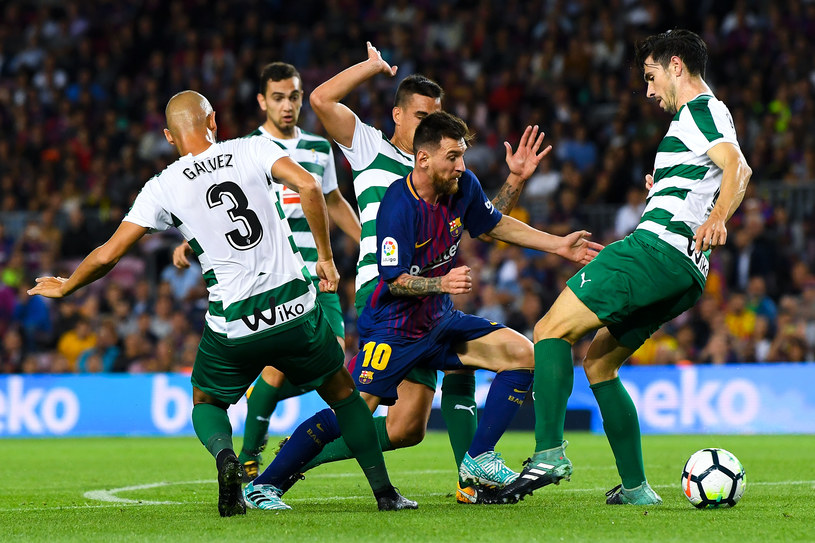 Lionel Messi (w środku) radził sobie nawet z kilkoma rywalami /David Ramos /Getty Images