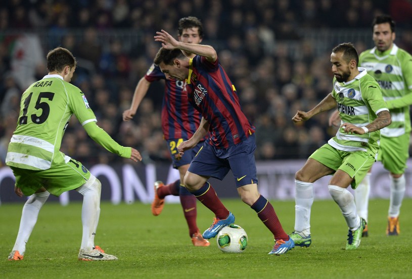 Lionel Messi (w środku) w meczu z Getafe /AFP