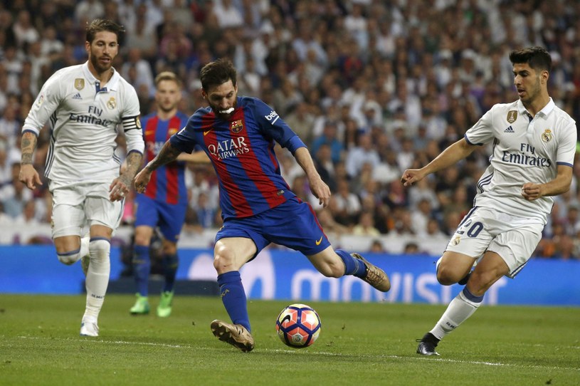 Lionel Messi (w środku) w meczu z Realem Madryt /KIKO HUESCA /PAP/EPA