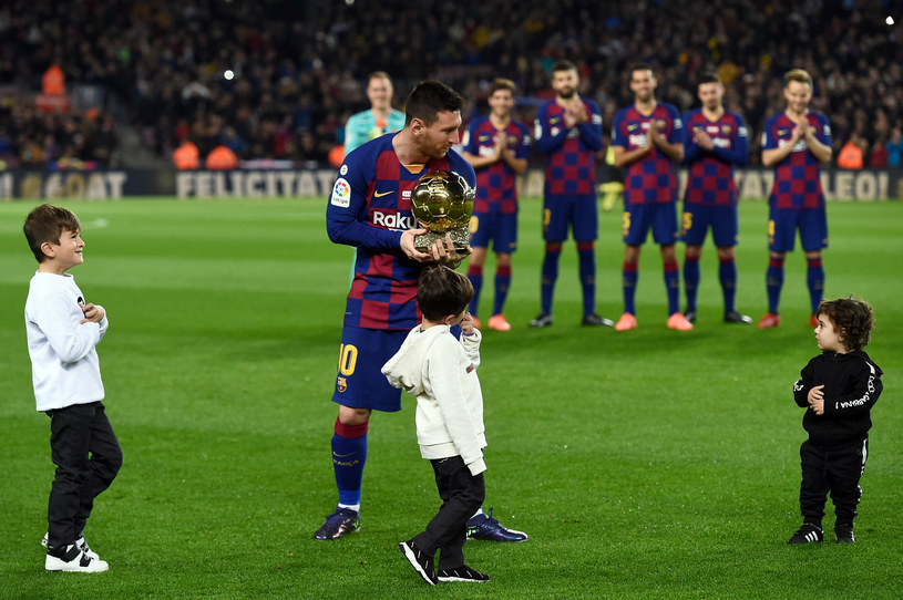 Lionel Messi, w towarzystwie swoich dzieci, zaprezentował kibicom Złotą Piłkę /JOSEP LAGO /AFP