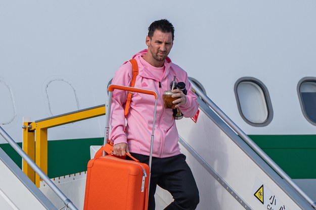 Lionel Messi wysiada z samolotu na lotnisku w Hongkongu /LEUNG MAN HEI /PAP/EPA