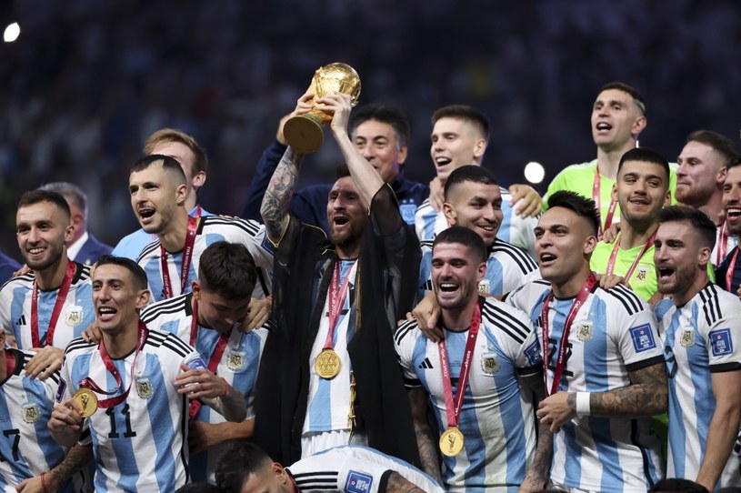 Lionel Messi z drużyną Argentyny podczas ceremonii trofeum po Mistrzostwach Świata FIFA 2022 /Jean Catuffe / DPPI via AFP /AFP