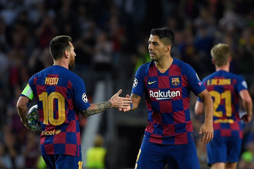 Lionel Messi (z lewej) to numer jeden wśród napastników według Luisa Suareza /AFP