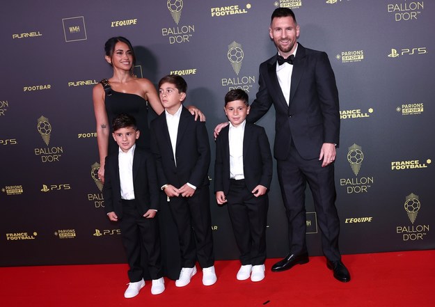 Lionel Messi z żoną Antonelą Roccuzzo i dziećmi na gali w Paryżu /PAP/EPA