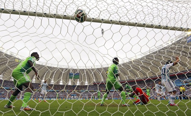 Lionel Messi zdobywa pierwszego gola w meczu Argentyny z Nigerią /Sebastiăo Moreira /PAP/EPA