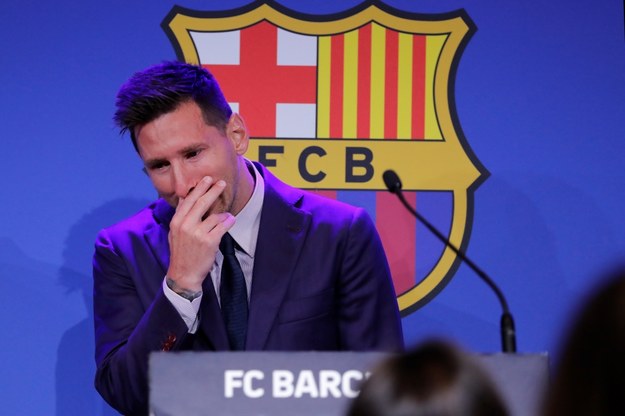 Lionel Messi żegna się z Barceloną. Gwiazdor wystąpił na pożegnalnej konferencji prasowej na stadionie Camp Nou /ANDREU DALMAU /PAP/EPA