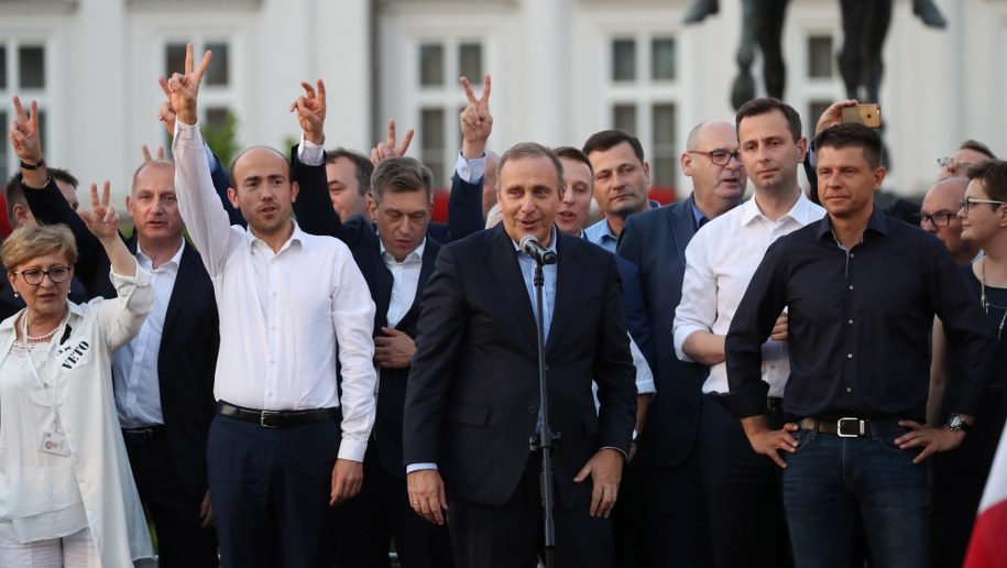 Lipcowy opozycyjny "Protest przeciwko zamachowi PiS na sądy" przed Pałacem Prezydenckim. Na zdjęciu m.in. Sławomir Neumann, Borys Budka i Grzegorz Schetyna z PO, lider PSL Władysław Kosiniak-Kamysz oraz Ryszard Petru i Katarzyna Lubnauer z Nowoczesnej /Bartłomiej Zborowski /PAP