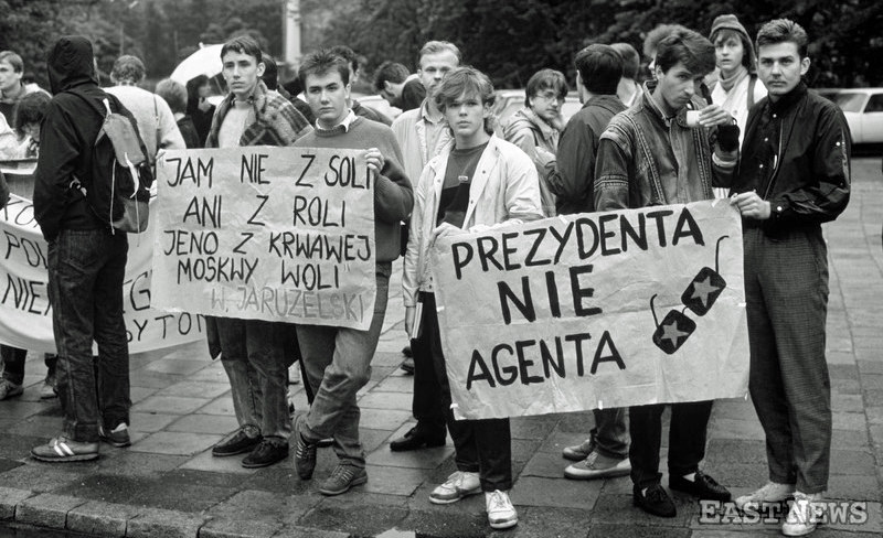 Lipiec 1989 r. Demonstracja przed sejmem przeciwko wyborowi Wojciecha Jaruzelskiego na prezydenta PRL /Archiwum Wojtka Łaskiego /East News