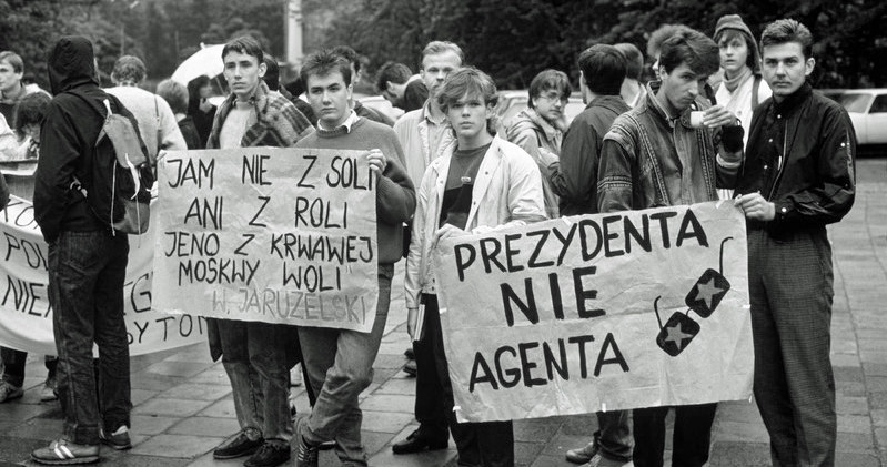 Lipiec 1989 r. Demonstracja przed sejmem przeciwko wyborowi Wojciecha Jaruzelskiego na prezydenta PRL /Archiwum Wojtka Łaskiego /East News