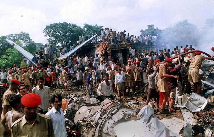 Lipiec 2000 r. - samolot Boeing 737 spadł na osiedle mieszkaniowe w Indiach. Z 58 osób lecących samolotem uratowało się siedem /East News