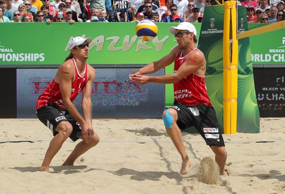Lipiec 2013. Mariusz Prudel (po lewej) i Grzegorz Fijałek w meczu mistrzostw świata w plażowej piłce siatkowej w Starych Jabłonkach /Tomasz Waszczuk /PAP