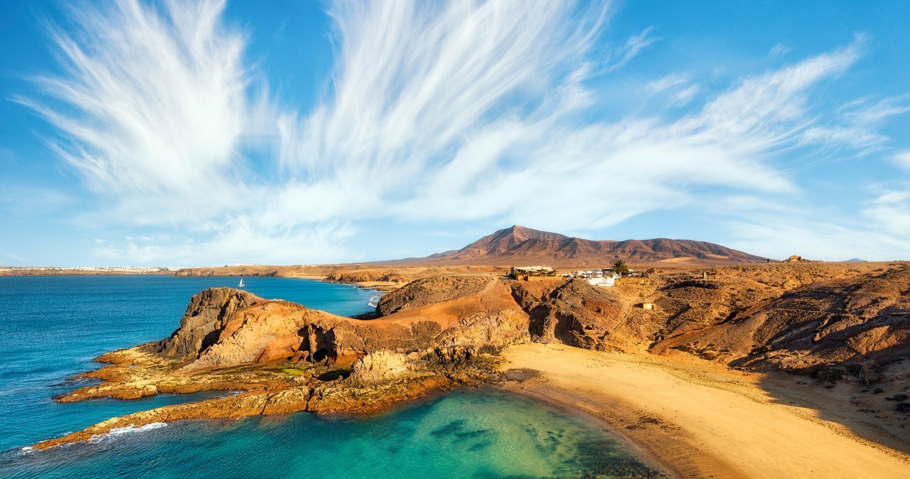 Lipiec i sierpień to najgorętsze miesiące na Wyspach Kanaryjskich, gdy temperatura powietrza często przekracza 30 stopni Celsjusza. Na zdjęciu Lanzarote, plaża Papagayo /123RF/PICSEL