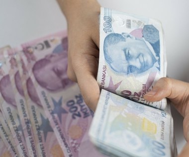 Lira i rubel już nie takie słabe. Waluty skorzystały na podniesieniu stóp procentowych