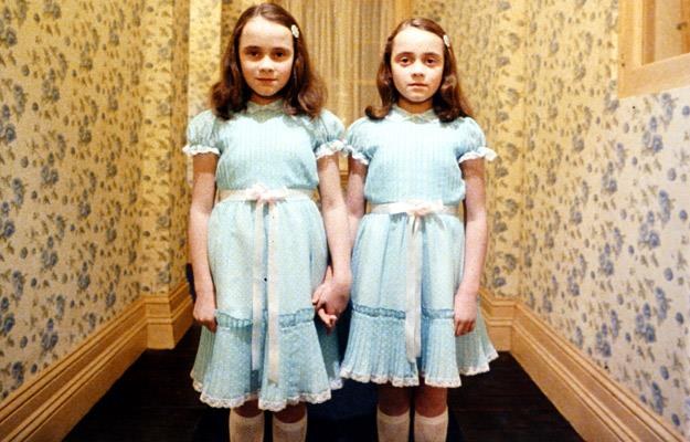 Lisa i Louise Burns, czyli siostry Grady w filmie "Lśnienie" Stanleya Kubricka /materiały prasowe