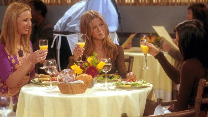 Lisa Kudrow, Jennifer Aniston i Courteney Cox na planie serialu "Przyjaciele" /Getty Images