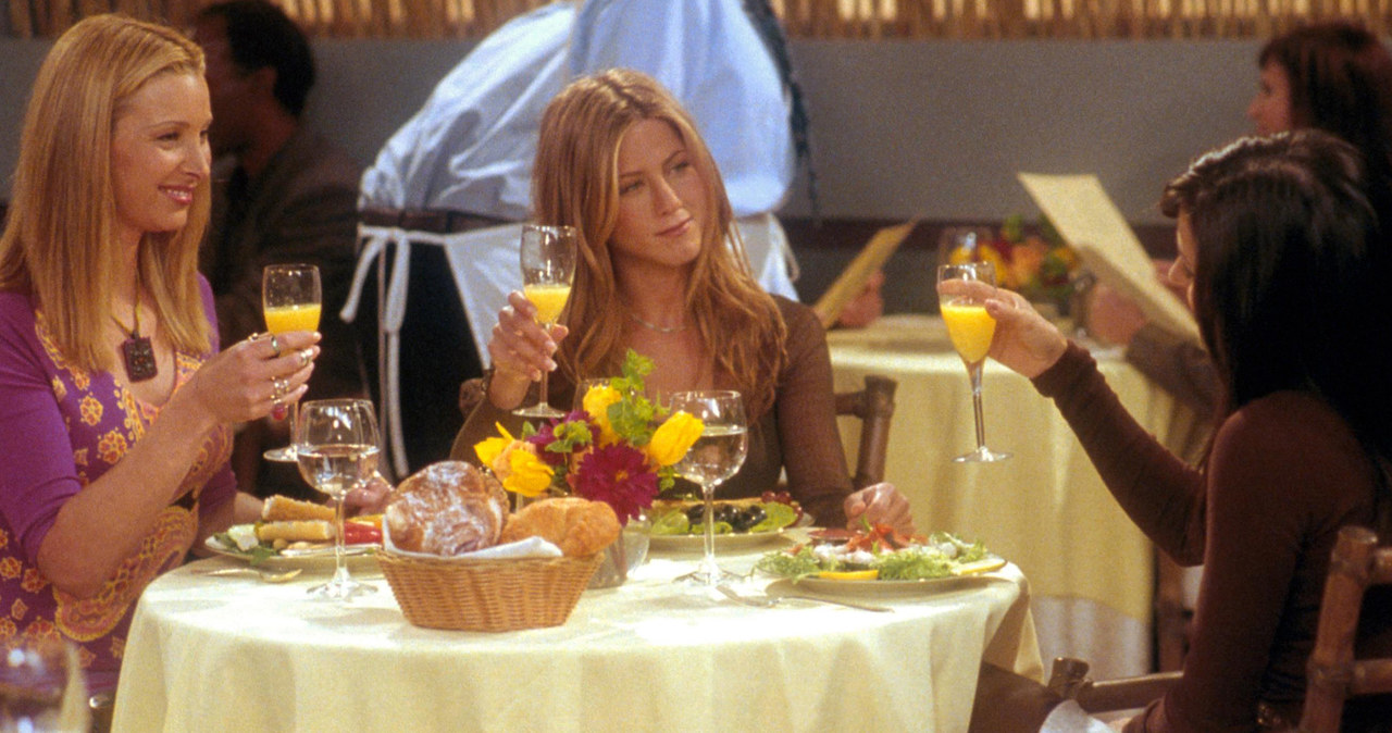 Lisa Kudrow, Jennifer Aniston i Courteney Cox na planie serialu "Przyjaciele" /Getty Images