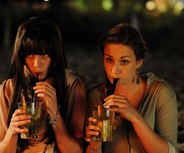 Lisa Tomaschewsky i Karoline Teska w scenie z filmu "Dziś jestem blondynką"