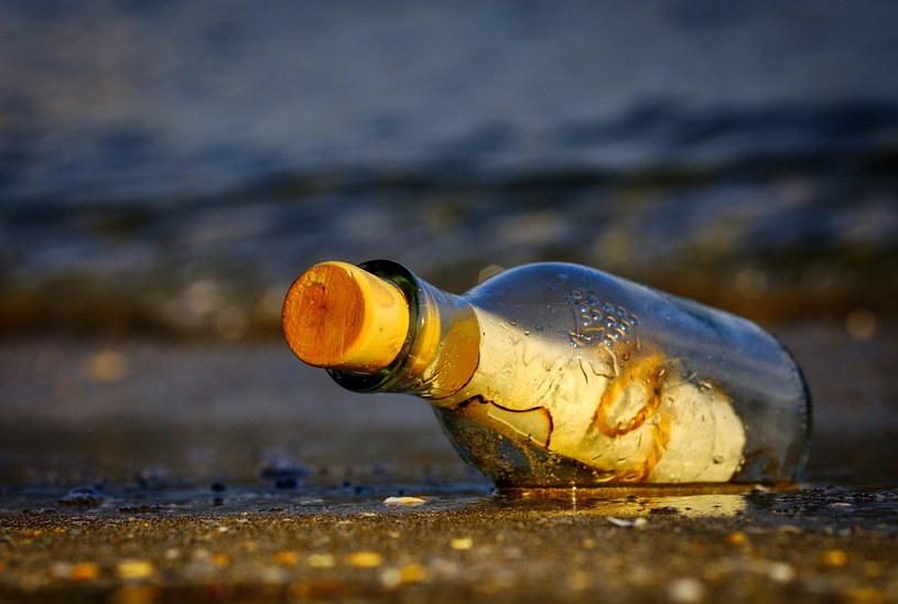 List w butelce na włoskiej plaży. Zaskakujący nadawca