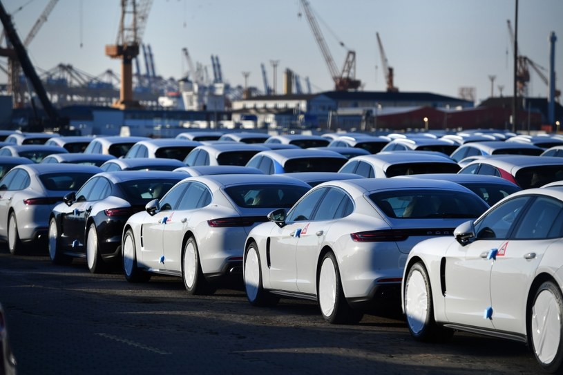 Lista obowiązkowego wyposażenia w nowych samochodach staje się coraz dłuższa. /Getty Images