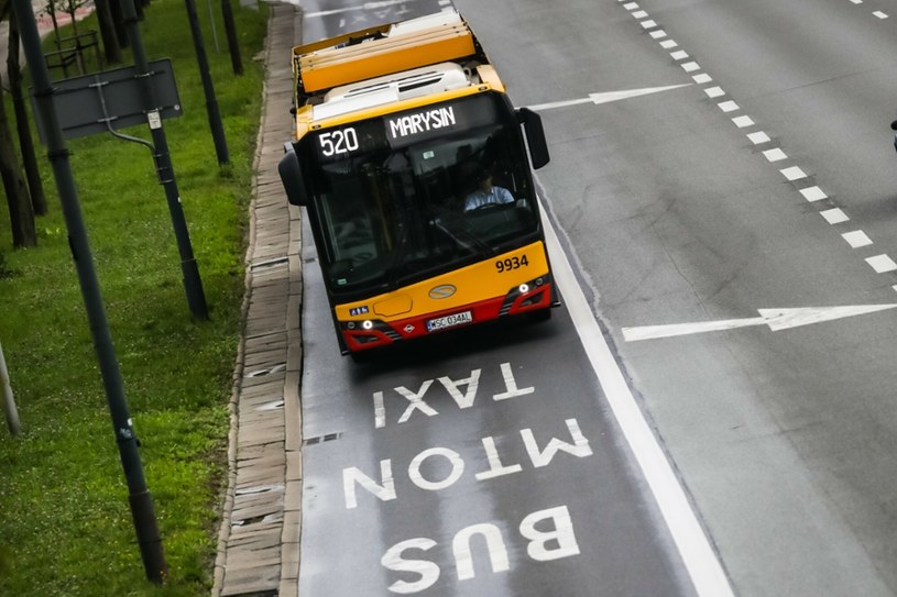 Lista pojazdów upoważnionych do jazdy buspasami jest różna w różnych miastach /Adam Burakowski /Reporter