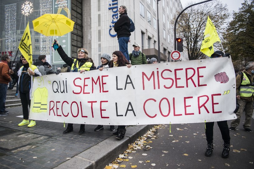 Listopad 2021 r. Demonstracja w Paryżu z okazji trzeciej rocznicy protestów ruchu "żółtych kamizelek". "Kto sieje biedę, ten zbiera złość" - głosi podpis na transparencie /MARTIN LELIEVRE Hans Lucas /AFP